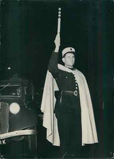 Paris, 1949, le bâton lumineux Vintage silver print,"levé il s&#039;allume, ba