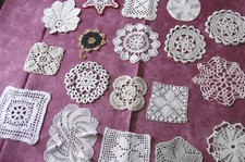 Lot de petits napperons en