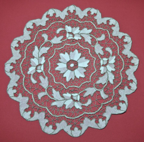 Napperon rond broderies
