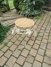 Tabouret pour fleurs en osier et fer forgé feuilles de vigne