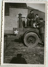OLD PHOTO - VINTAGE SNAPSHOT - MILITARY CANTEEN TRAILER VEHICLE-MILITARY