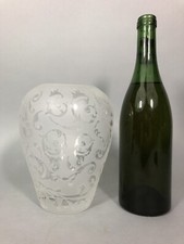 Joli VASE OVOÏDE en verre à décor dégagé d’arabesques