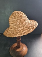 Chapeau en paille pour poupée