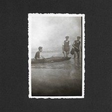 Jeunes hommes canoe mer béret