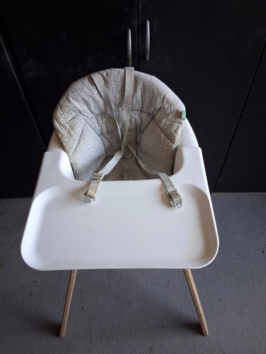 Chaise haute bébé avec ses