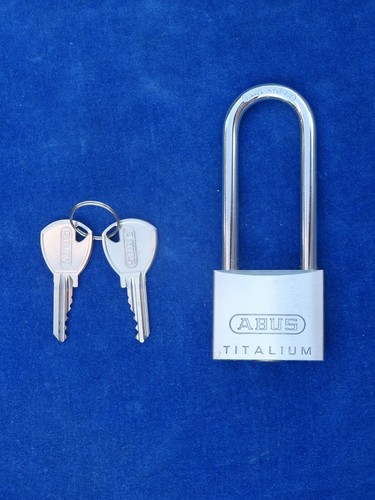Top cadenas a cles - a, padlock