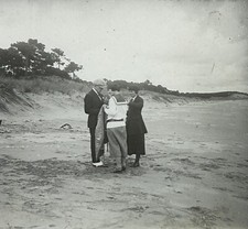 Deux femmes et un homme à la