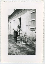 ANTIQUE PHOTO - VINTAGE SNAPSHOT - BIKE BIKE REPAIR WHEEL BREAKDOWN - BIKE