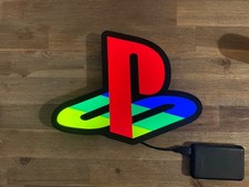 Logo lumineux inspiré PlayStation – Enseigne LED USB – Déco Gaming Room – 24 cm