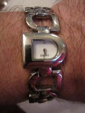 DKNY QUARTZ MOVEMENT WATCH - D LOGO DESIGN - RUNS GREAT - TUB BBA10