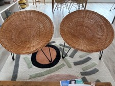 Paire de fauteuils corbeille en rotin et métal noir