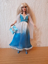 Robe longue turquoise, blanche