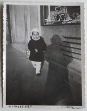 Child, mother silhouette hat street showcase - old photo, Courbevoie 1938