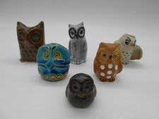 LOT DE 6 FIGURINES HIBOUX CHOUETTES EN PORCELAINE & FAIENCE .