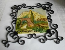 VINTAGE ANNEES 50/60  DESSOUS PLAT FER FORGE CARREAU DECOR LES BAUX DE PROVENCE 