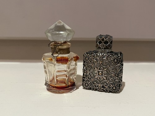 Tres anciens petits - tres, flacons