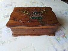 COFFRET EN BOIS D’OLIVIER DECORE DE FLEURS  DE MYOSOTIS.  NICE