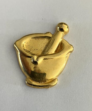 02 - RARE Pin's GOLD MORTAR PESTLE OF THE PREPARER IN PHARMACY - Signed CHAUVIN