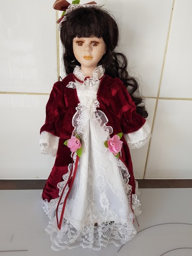 Poupée cheveux bouclés - ,, robe
