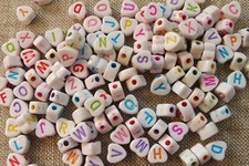 PERLES ACRYLIQUES : 100 perles coeurs blancs lettre couleurs 6.5mm