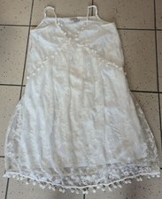 Robe blanche en dentelle et