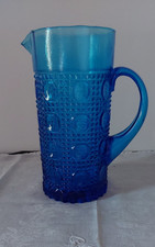 pichet en verre moulé bleu
