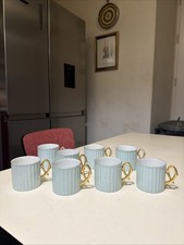 8 tres anciennes tasses bleu