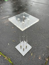 A 108 Sellette en plexiglass