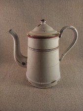 Ancienne cafetière en tole émaillée, cafetière vintage blanche et liseret rouge