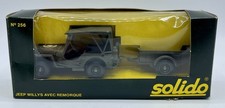 Jeep Willys bachée avec