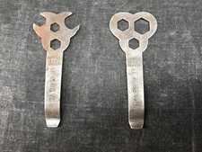  2 anciennes clés de vélo /