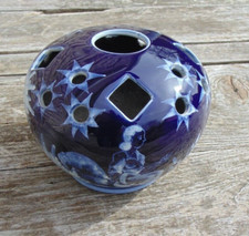 Piques fleurs signé A