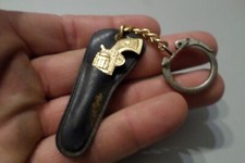 porte cle clef ancien Pistolet dans son etui keyring en plastique western