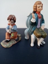 2 FIGURINES FAIENCE BISCUIT HOMME ASSIS SALUANT , GARCON ASSIS JOUANT DU PIPEAU