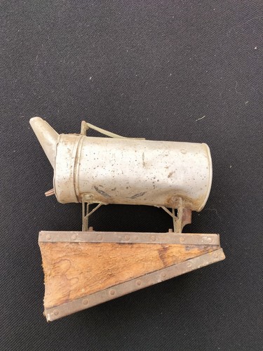 Ancien fumoir apiculture - ancien, d'apiculture