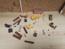 HO SCALE. DIORAMA MODEL CONSTRUCTION HUT MACHINERY BULK LOT (20)