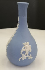 WEDGWOOD Joli petit vase à