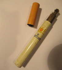 ANCIEN BRIQUET MALBORO TROMPE L OEIL CIGARETTE PUBLICITAIRE 8 CM ANTIQUE LIGHTER