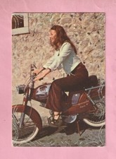 JEUNE FEMME ET CYCLOMOTEUR
