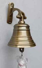 Cloche ancienne suspendue en