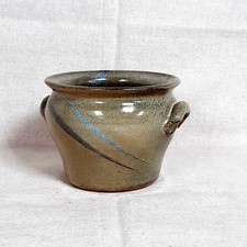 Petit pot en grès vert kaki