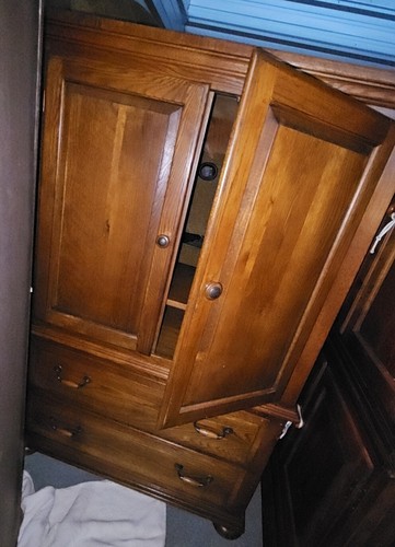 Large wooden armoire - , is