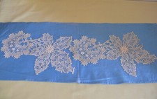 Ancienne bande de guipure décor floral sur tissu bleu 48 x 15 cm  vers 1900 
