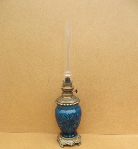 Ancienne lampe pétrole en - ancienne, à