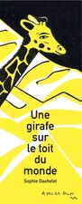 Une girafe sur le toit du