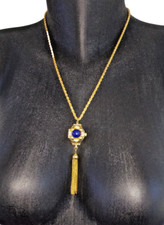 LUC DESROCHES ;montre PENDENTIF dame ,strass ,cabochon avec chaine ,plaqué or.