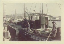 OLD PHOTO - VINTAGE SNAPSHOT - FISHING BOAT FISHERMAN COLOR - FISHING BOAT