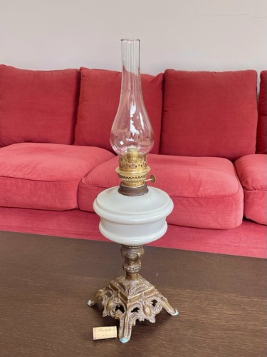 Une élégante lampe - , à