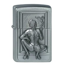 Briquet ZIPPO Femme Fumant Une