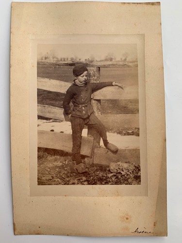 Photo albumine enfant adosse - photo, a